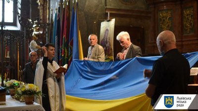 У Гарнізонному храмі освятили прапор, який нині замайорів над Ратушею (ФОТО)