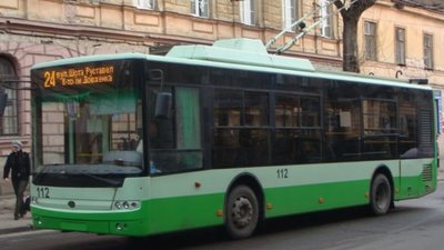 На зупинці у Львові, під час виходу з тролейбуса, травмувалася жінка