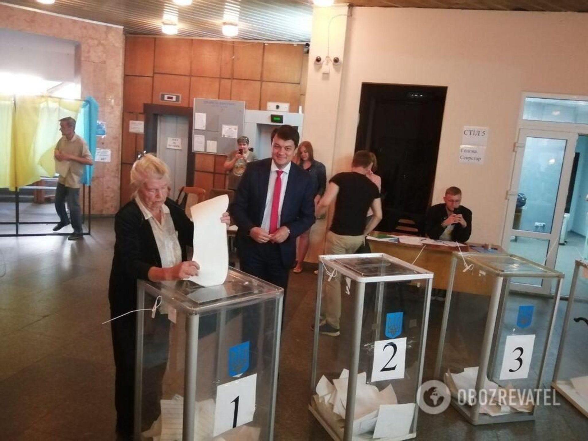 Разумков на дільниці скандалив із виборцями. Фото: Обозреватель.