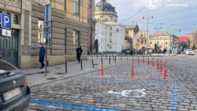 У центрі Львова встановили улюблені стовпчики Садового