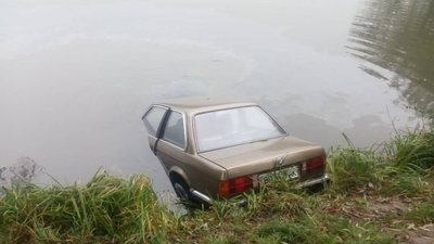 Біля Львова автомобіль впав в озеро (ФОТО)