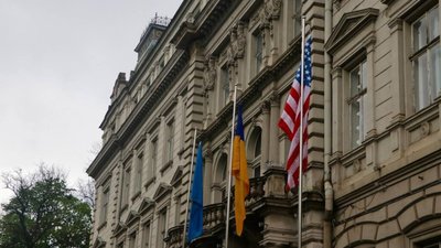 У Львові вивішали прапор США