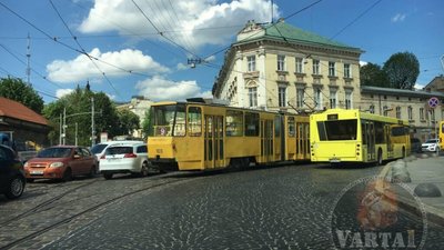 У центрі Львова на перехресті поламався трамвай (ФОТО)