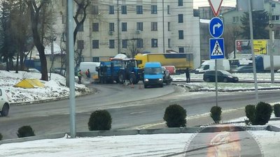 У Львові біля ДБК ускладнився рух транспорту через ремонт дороги (ФОТО)
