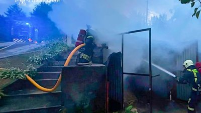 На Львівщині горів гараж