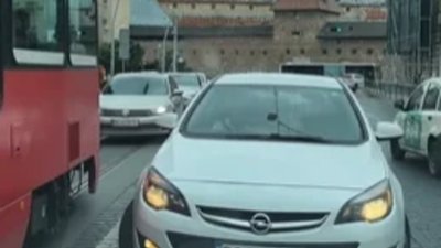 У центрі Львова водій хотів обігнати трамвай (ВІДЕО)