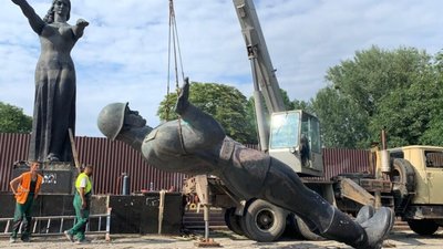 У Львові завершують демонтаж Монумента бойової слави радянських збройних сил