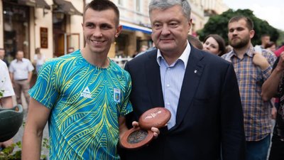 Петро Порошенко у Чернівцях: прогулянка з каратистом, селфі і команда «ЄС» (ВІДЕО)