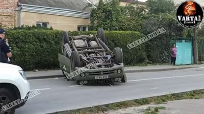 У Львові перекинувся автомобіль військових (ФОТО)