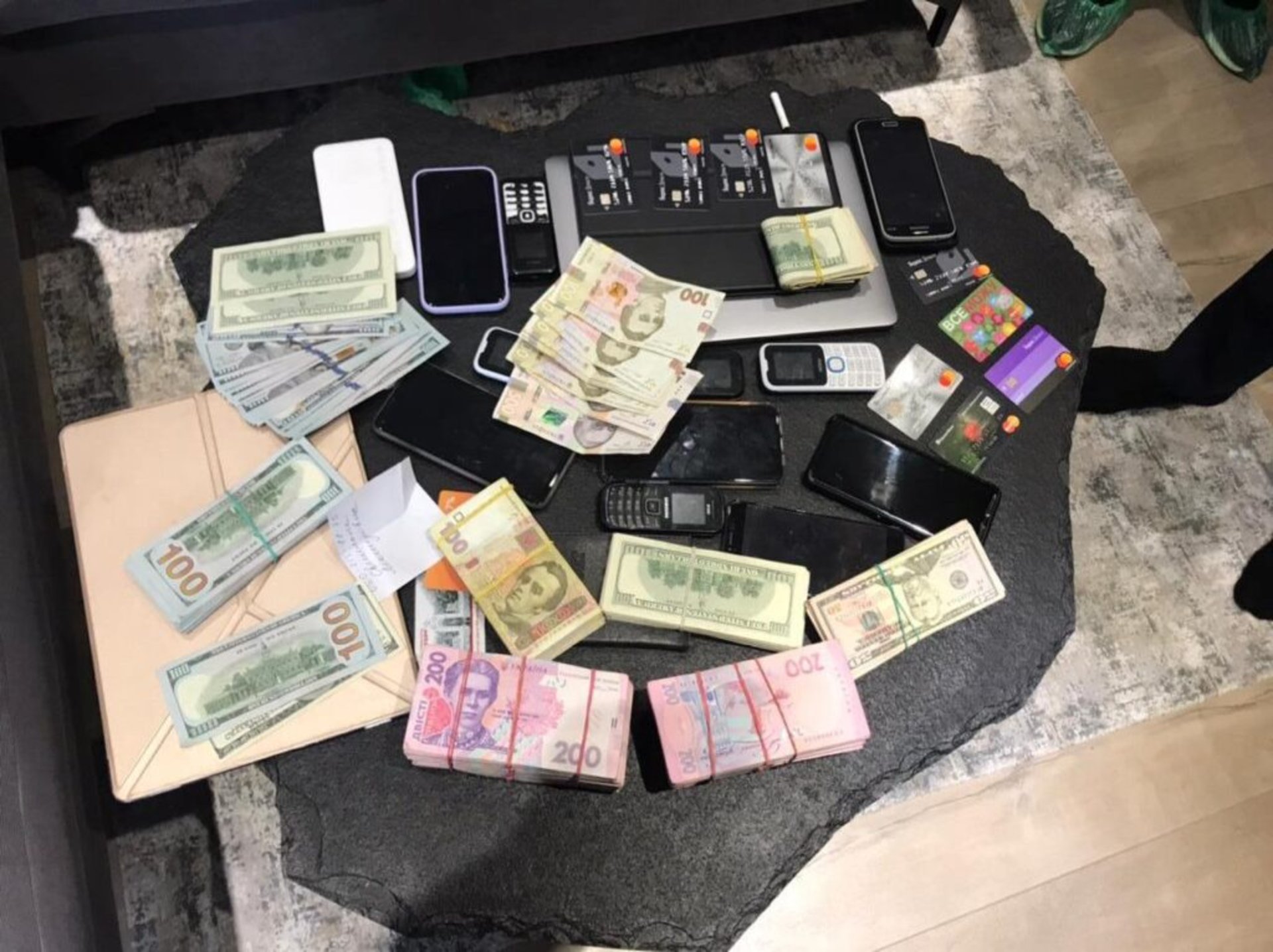 На Харківщині викрито злочинне угруповання, яке займалося конвертацією віртуальних коштів