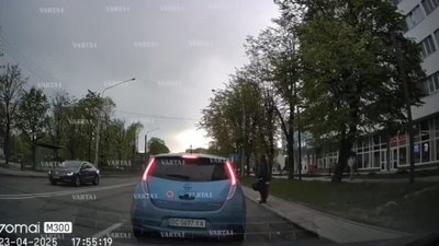 У Львові мама показала дитині дурний приклад