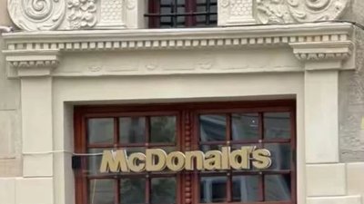 У центрі Львова МакДональдз змінив вивіску на латунну