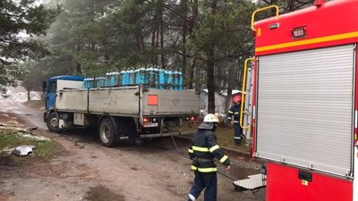 У Новояворівську загруз у болоті автомобіль, який транспортував кисневі балони в лікарню (ФОТО)
