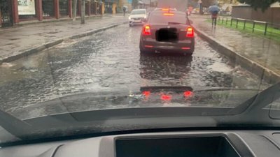 У Львові на одній з доріг утворились величезні ями