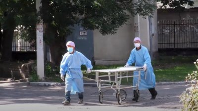У Рівному померла жінка п'ять годин лежала в під'їзді (ВІДЕО)