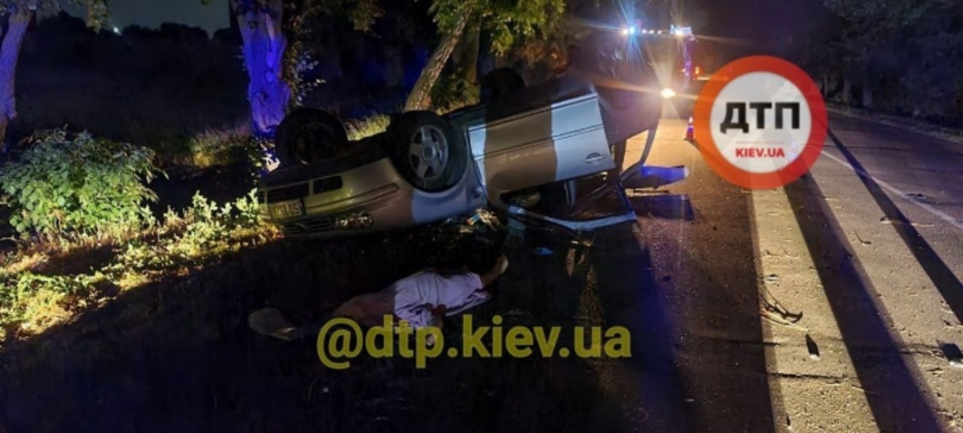 Біля Києва автомобіль з 10 особами перекинувся на дах, двоє загиблих
