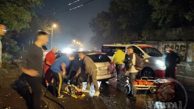 У Львові водій таксі зніс стовп, є постраждалі (ФОТО)