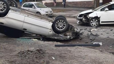 У Львові у понеділок зранку перекинувся автомобіль (ФОТО, ВІДЕО)