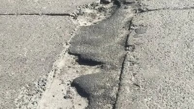 Елітне селище біля Львова поглинули ями (ФОТО)