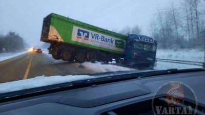 На трасі "Львів-Луцьк" вантажівка злетіла з дороги (ФОТО, ВІДЕО)