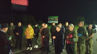 На Львівщині навколішки зустрічали траурний кортеж із загиблим героєм Романом Задорожнім (ФОТО)