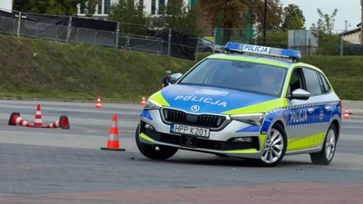 У Польщі українець відкусив шматок авто поліціянтів