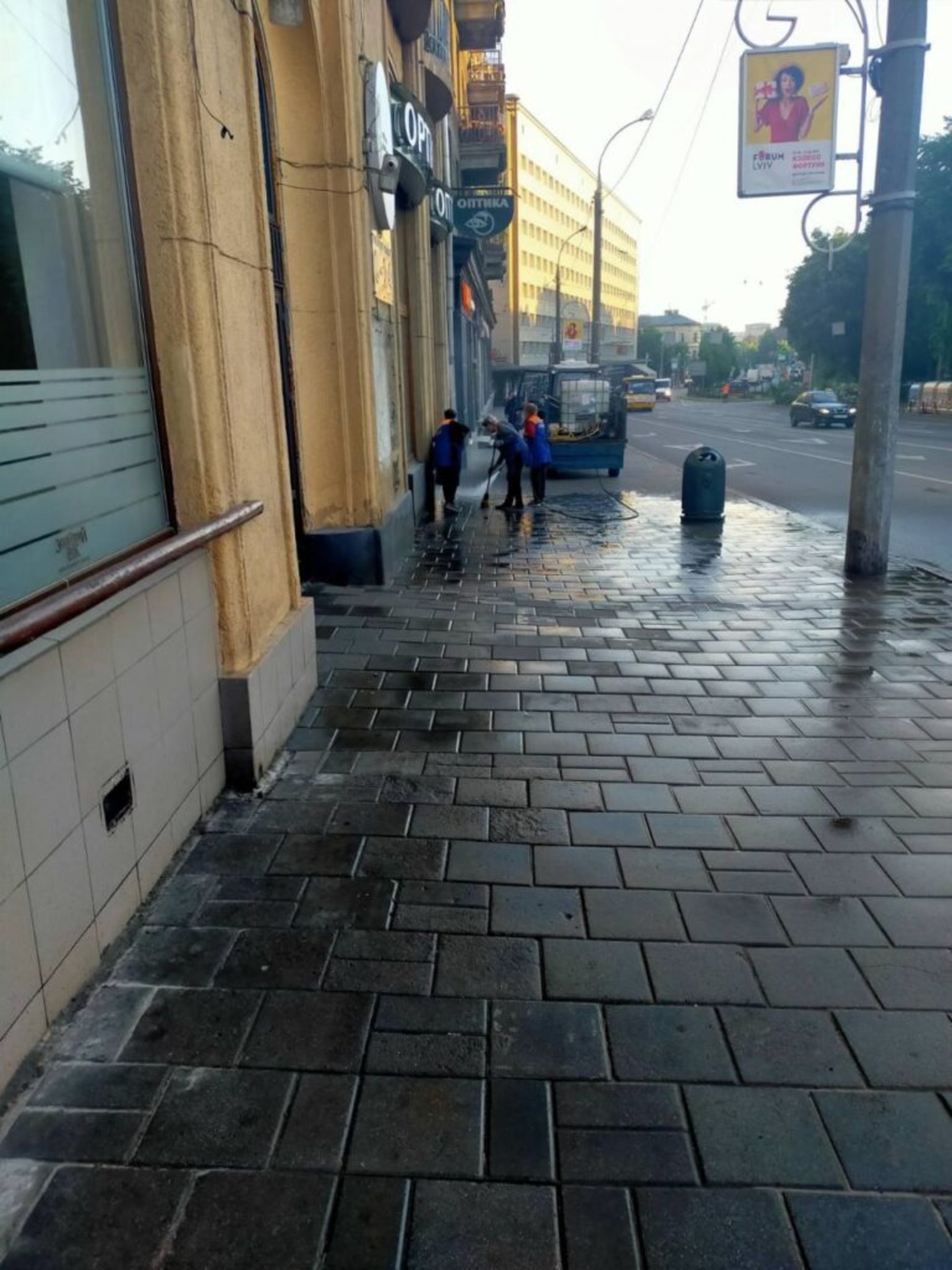 У Львові комунальники миють місто, фото ЛМР