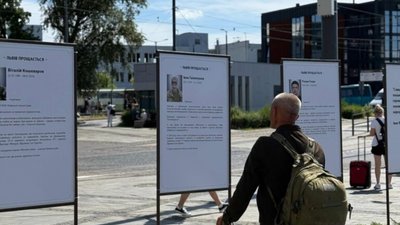 У Львові на вокзалі встановили стенди із героями