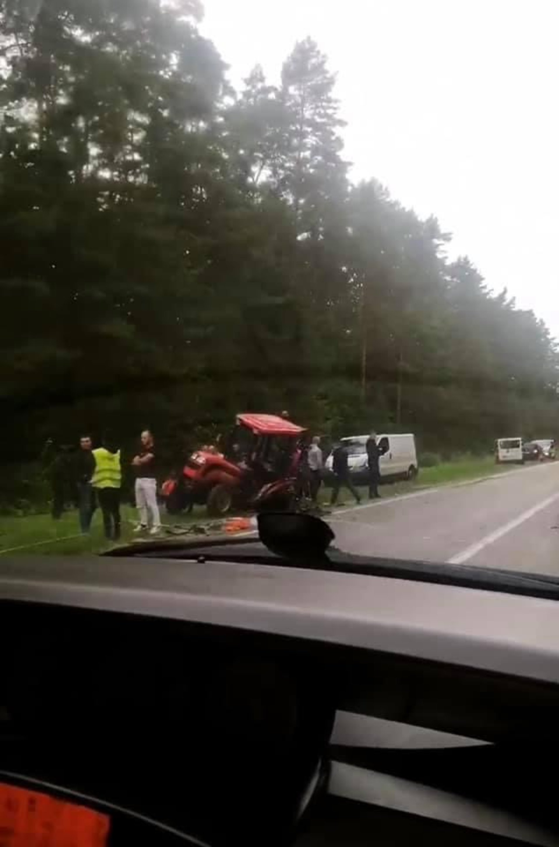 На трасі "Львів - Краковець" не розминулись автомобіль і трактор
