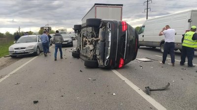 У Львові на об’їзній перекинувся автомобіль (ФОТО, ВІДЕО)