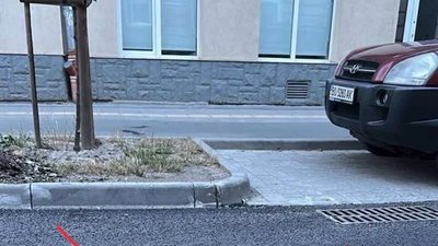 У Львові на відремонтованій Героїв УПА утворюється провалля 