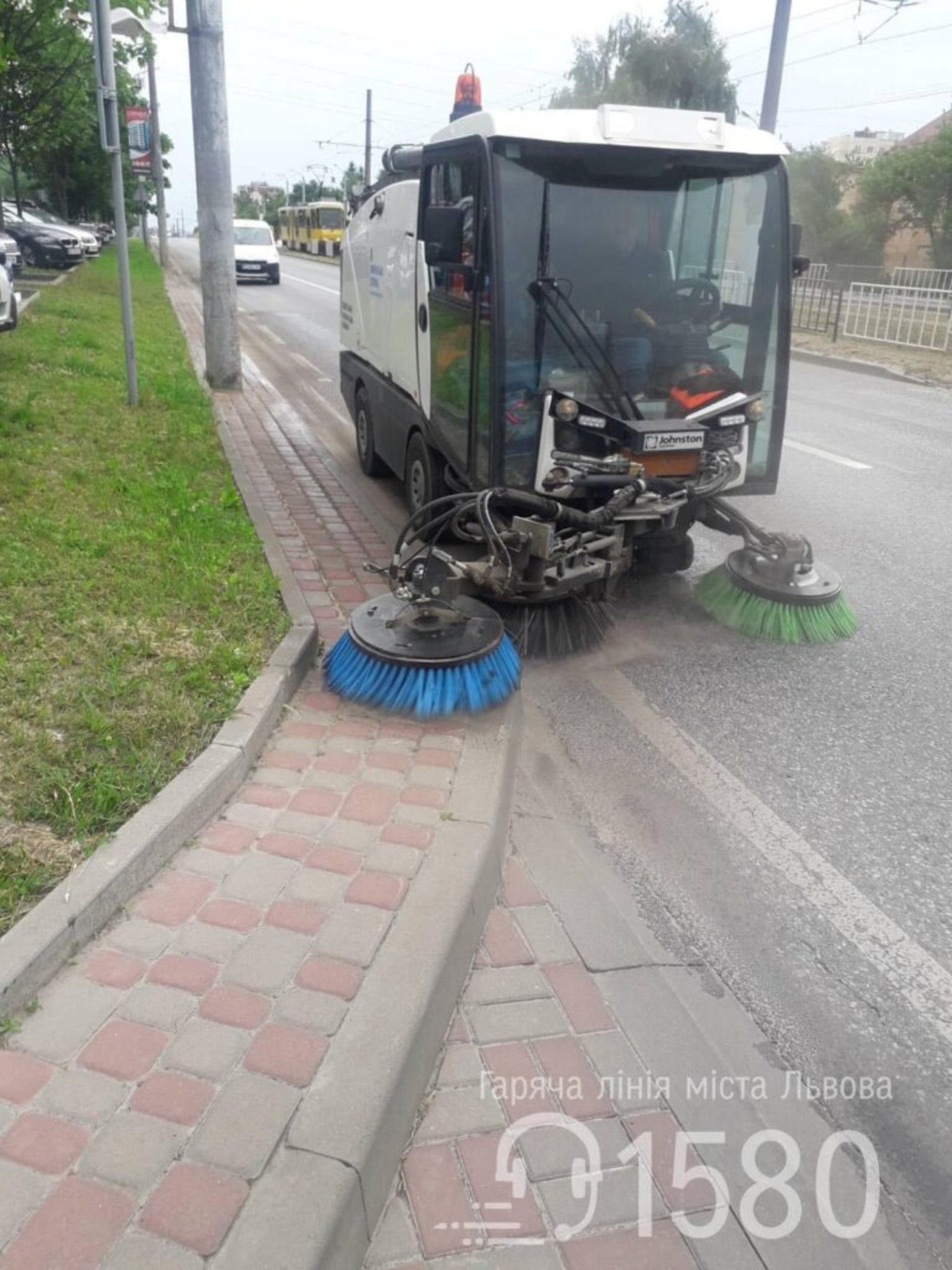 У Львові перед дощем комунальники помили вулиці міста