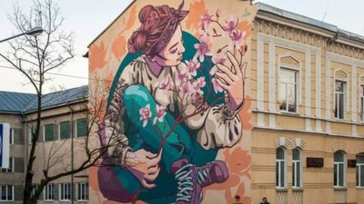 У Стрию на стіні школи з‘явився кількаметровий мурал дерева, яке росте на території навчального закладу