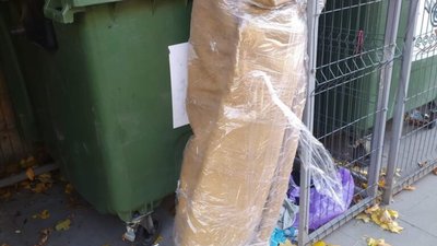 У Львові на смітник викинули килим