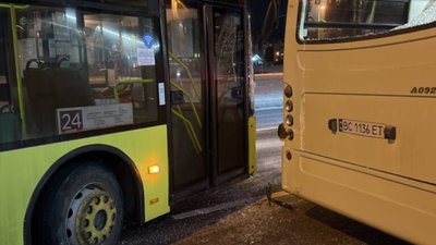 У Львові тролейбус не розминувся із маршруткою (ФОТО, ВІДЕО)