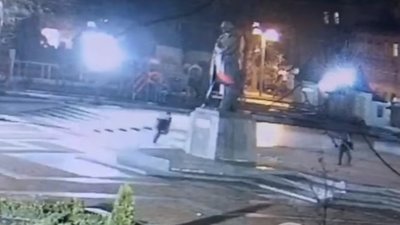 У Львові на відео потрапили провокатори, які закидали пляшками із фарбою пам’ятник Бандері (ВІДЕО)