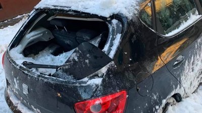 У Львові брила снігу розтрощила автомобіль (ФОТО)