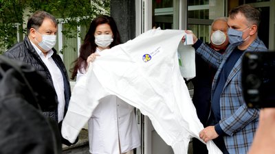 Олег Синютка та Микола Княжицький передали захисні костюми у львівські лікарні (ФОТО)
