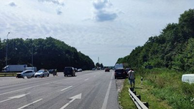 Біля Львова ускладнився рух через ДТП (ФОТО)