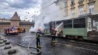 ДСНС повідомили подробиці пожежі трамваю у центрі Львова