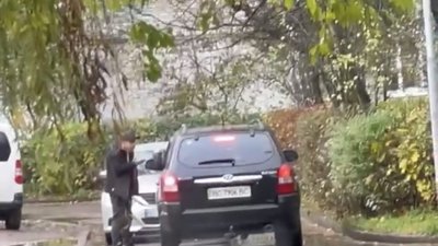 У Львові у спальному районі не розминулись автомобілі (ВІДЕО)