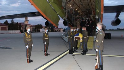 До Львова прибув військовий літак з тілом загиблого в авіатрощі Ростислава Булія (ФОТО)