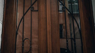 У Львові неподалік Будинку вчених відреставрували історичну браму