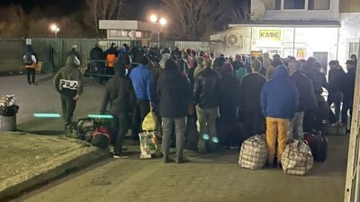 На кордоні з Польщею на пішому переході знову вишикувалась черга (ФОТО)