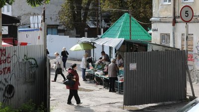 На пішохідній вулиці Старій усувають самовільно встановлені брами, що перешкоджають руху