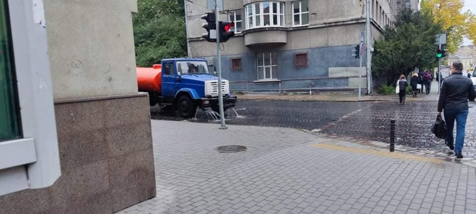 У Львові вулиці міста поливали водою після дощу, фото Зручне місто