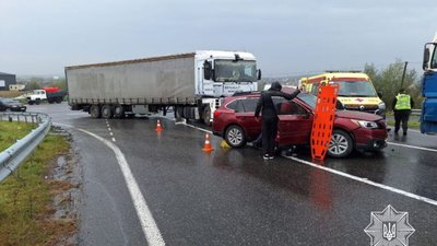 На трасі «Київ - Чоп» у ДТП постраждали троє осіб (ФОТО)