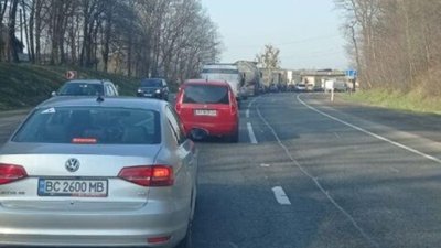 У Львові на кільцевій утворились тягнучки (ФОТО)