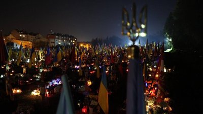 У Львові запалили лампадки на могилах Героїв
