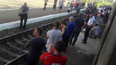 У Львові знову перекрили рух поїздів